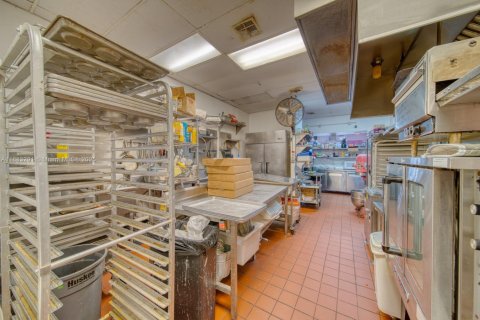 Commercial property in Oakland Park, Florida № 1930006 - photo 12