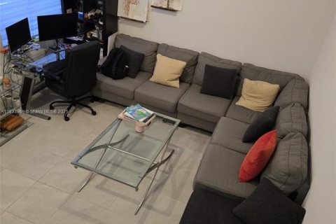 Townhouse in Miami, Florida 3 bedrooms, 122.72 sq.m. № 2001476 - photo 2