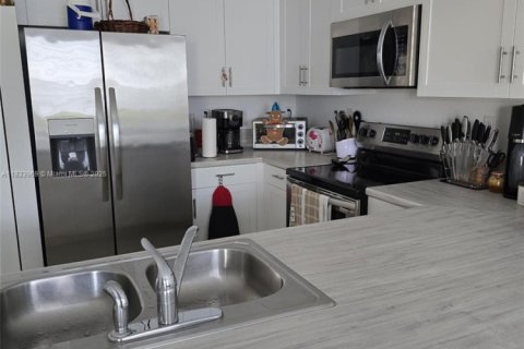 Townhouse in Miami, Florida 3 bedrooms, 122.72 sq.m. № 2001476 - photo 4