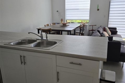 Townhouse in Miami, Florida 3 bedrooms, 122.72 sq.m. № 2001476 - photo 5