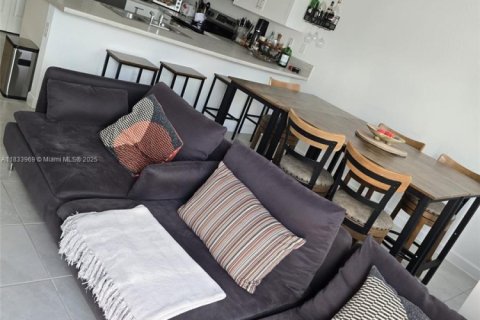 Townhouse in Miami, Florida 3 bedrooms, 122.72 sq.m. № 2001476 - photo 7