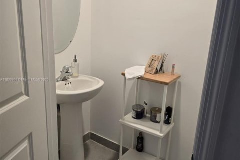 Townhouse in Miami, Florida 3 bedrooms, 122.72 sq.m. № 2001476 - photo 20