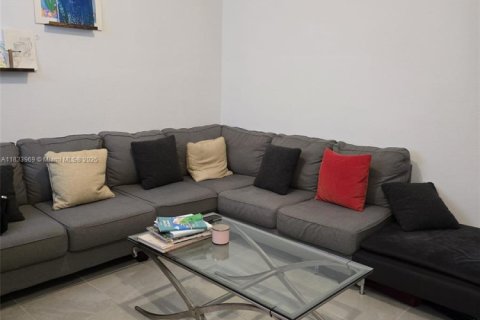 Townhouse in Miami, Florida 3 bedrooms, 122.72 sq.m. № 2001476 - photo 3