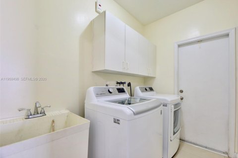 Casa en venta en Doral, Florida, 3 dormitorios, 180.79 m2 № 2029555 - foto 30