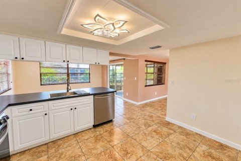 Villa ou maison à louer à Port Richey, Floride: 2 chambres, 118.17 m2 № 2390855 - photo 12