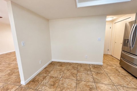 Villa ou maison à louer à Port Richey, Floride: 2 chambres, 118.17 m2 № 2390855 - photo 11