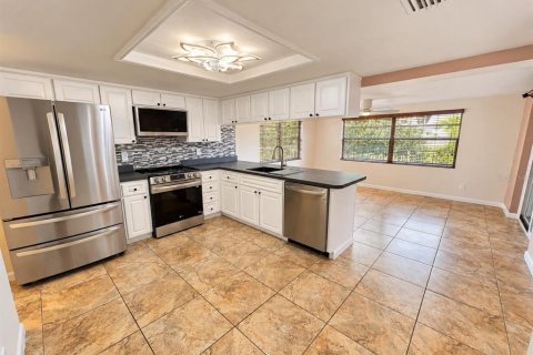 Villa ou maison à louer à Port Richey, Floride: 2 chambres, 118.17 m2 № 2390855 - photo 10