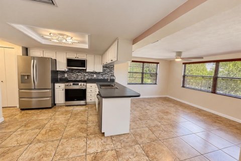 Villa ou maison à louer à Port Richey, Floride: 2 chambres, 118.17 m2 № 2390855 - photo 9