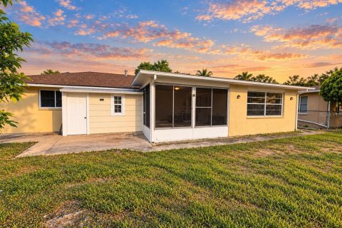 Villa ou maison à louer à Port Richey, Floride: 2 chambres, 118.17 m2 № 2390855 - photo 25