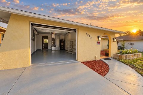 Villa ou maison à louer à Port Richey, Floride: 2 chambres, 118.17 m2 № 2390855 - photo 3
