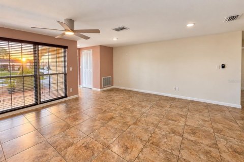 Villa ou maison à louer à Port Richey, Floride: 2 chambres, 118.17 m2 № 2390855 - photo 7