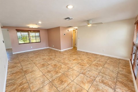 Villa ou maison à louer à Port Richey, Floride: 2 chambres, 118.17 m2 № 2390855 - photo 6
