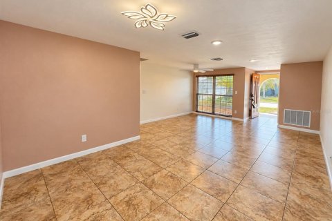 Villa ou maison à louer à Port Richey, Floride: 2 chambres, 118.17 m2 № 2390855 - photo 8
