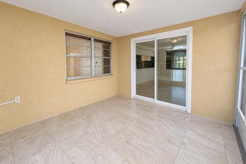 Villa ou maison à louer à Port Richey, Floride: 2 chambres, 118.17 m2 № 2390855 - photo 23