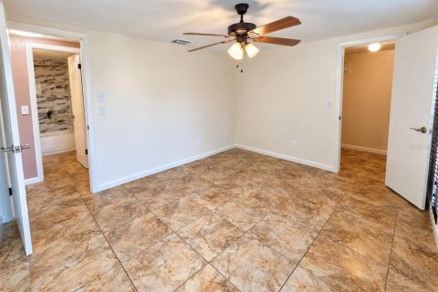 Villa ou maison à louer à Port Richey, Floride: 2 chambres, 118.17 m2 № 2390855 - photo 19