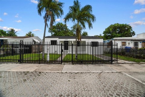 Villa ou maison à vendre à Miami, Floride: 4 chambres, 142.14 m2 № 1774179 - photo 10
