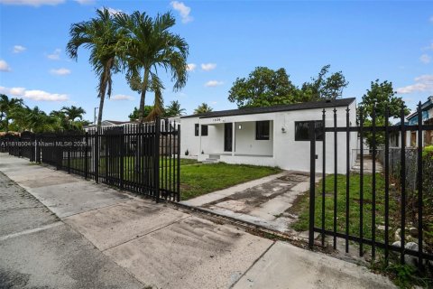 Villa ou maison à vendre à Miami, Floride: 4 chambres, 142.14 m2 № 1774179 - photo 11