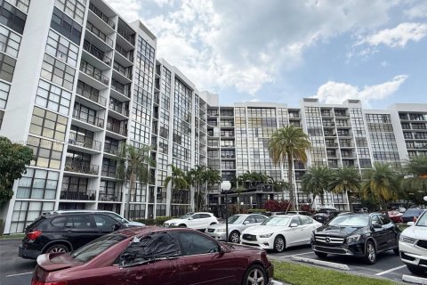 Condo in Hallandale Beach, Florida, 2 bedrooms  № 1938367 - photo 2