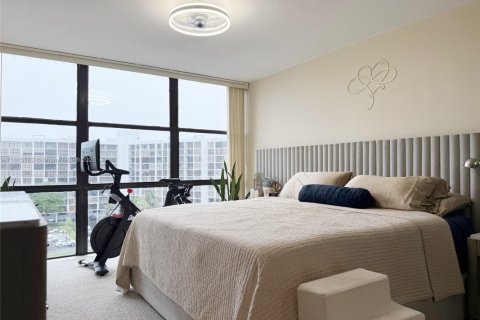 Condo in Hallandale Beach, Florida, 2 bedrooms  № 1938367 - photo 26