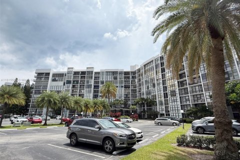 Condo in Hallandale Beach, Florida, 2 bedrooms  № 1938367 - photo 3