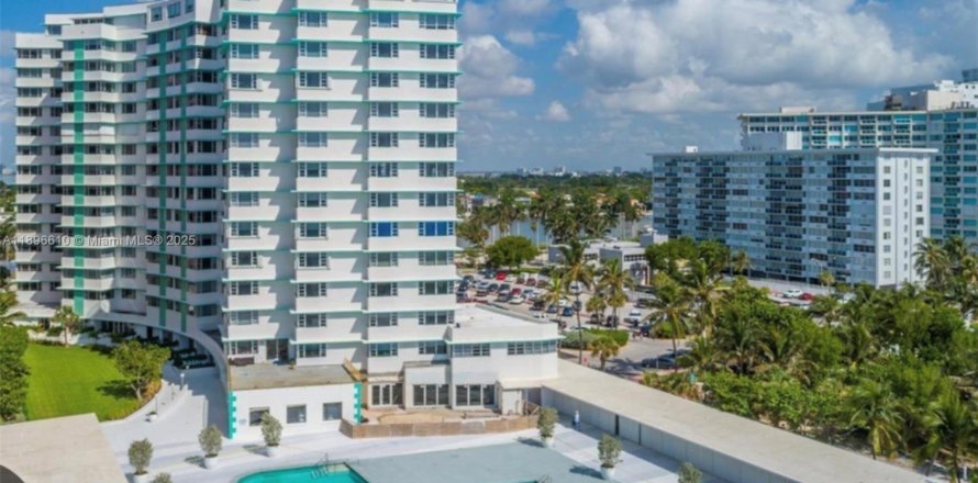 Condo à Miami Beach, Floride, 2 chambres № 1948322