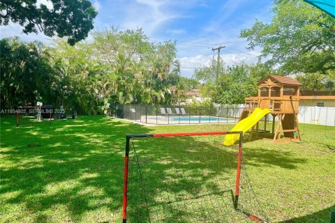 Villa ou maison à louer à Dania Beach, Floride: 4 chambres, 125.23 m2 № 1993019 - photo 2