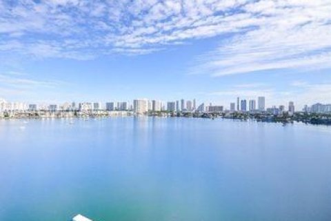 Condo in North Miami Beach, Florida, 3 bedrooms  № 1839647 - photo 2