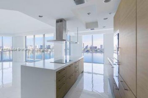 Condo in North Miami Beach, Florida, 3 bedrooms  № 1839647 - photo 22