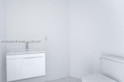 Condo in North Miami Beach, Florida, 3 bedrooms  № 1839647 - photo 17