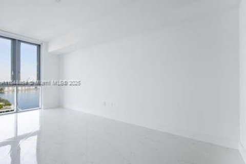 Condo in North Miami Beach, Florida, 3 bedrooms  № 1839647 - photo 16