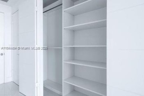Condo in North Miami Beach, Florida, 3 bedrooms  № 1839647 - photo 13