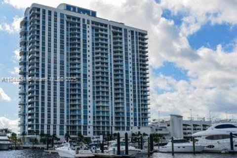 Condo in North Miami Beach, Florida, 3 bedrooms  № 1839647 - photo 1