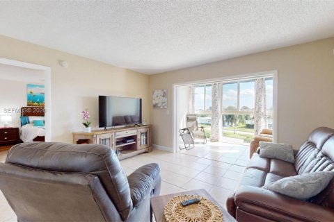 Condo in Margate, Florida, 2 bedrooms  № 1999483 - photo 11