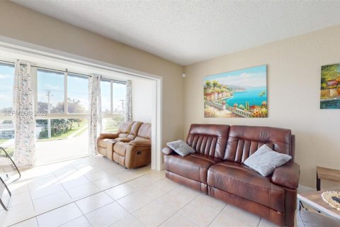 Condo in Margate, Florida, 2 bedrooms  № 1999483 - photo 9