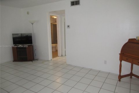 Condominio en alquiler en Hallandale Beach, Florida, 1 dormitorio, 74.32 m2 № 1966695 - foto 16