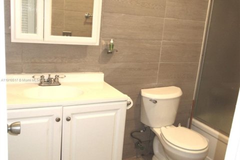 Condominio en alquiler en Hallandale Beach, Florida, 1 dormitorio, 74.32 m2 № 1966695 - foto 4