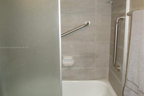 Condominio en alquiler en Hallandale Beach, Florida, 1 dormitorio, 74.32 m2 № 1966695 - foto 5