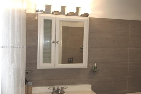 Condominio en alquiler en Hallandale Beach, Florida, 1 dormitorio, 74.32 m2 № 1966695 - foto 23