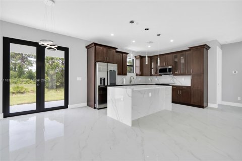 House in Lehigh Acres, Florida 4 bedrooms, 159.23 sq.m. № 1809605 - photo 11