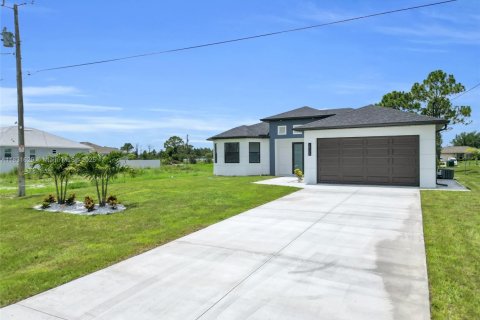 House in Lehigh Acres, Florida 4 bedrooms, 159.23 sq.m. № 1809605 - photo 3