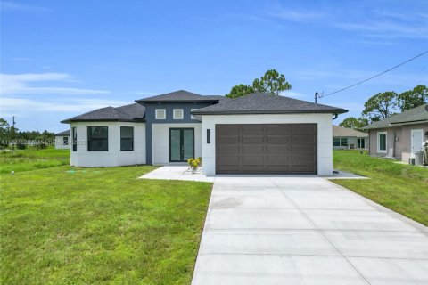 House in Lehigh Acres, Florida 4 bedrooms, 159.23 sq.m. № 1809605 - photo 1