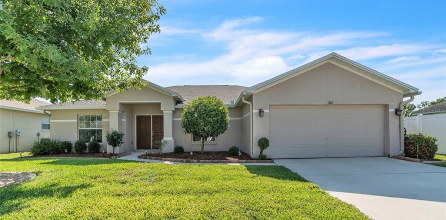 House in Winter Haven, Florida 3 bedrooms, 172.52 sq.m. № 1875784