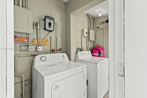 Купить коммерческую недвижимость в Форт-Лодердейл, Флорида 127.83м2, № 2044443 - фото 15