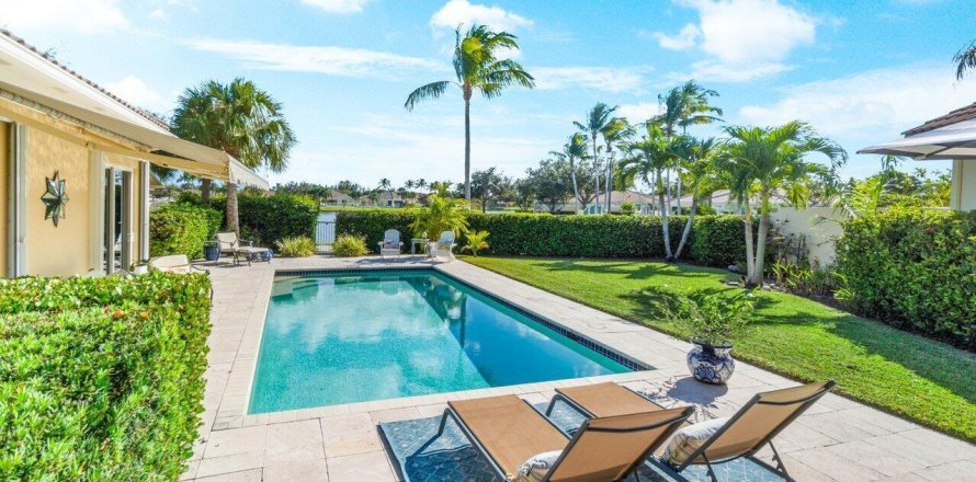 House in Wellington, Florida 3 bedrooms, 185.9 sq.m. № 2158199