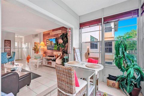 Condominio en venta en Lauderdale Lakes, Florida, 2 dormitorios, 87.7 m2 № 1936774 - foto 5