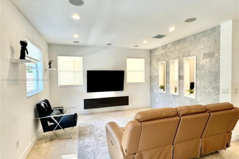 House in Doral, Florida 4 bedrooms, 246.19 sq.m. № 1929990 - photo 5
