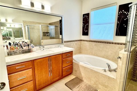 House in Doral, Florida 4 bedrooms, 246.19 sq.m. № 1929990 - photo 9