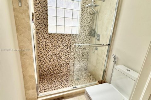 House in Doral, Florida 4 bedrooms, 246.19 sq.m. № 1929990 - photo 16