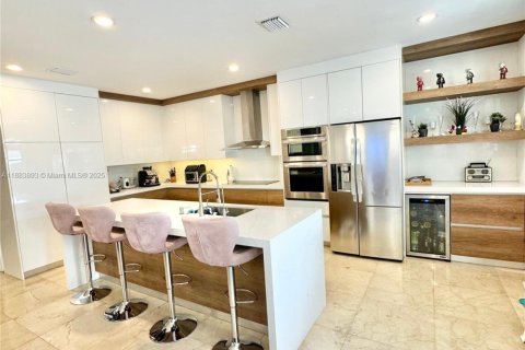 House in Doral, Florida 4 bedrooms, 246.19 sq.m. № 1929990 - photo 2