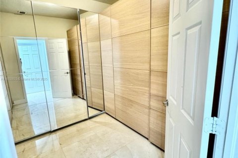 House in Doral, Florida 4 bedrooms, 246.19 sq.m. № 1929990 - photo 10